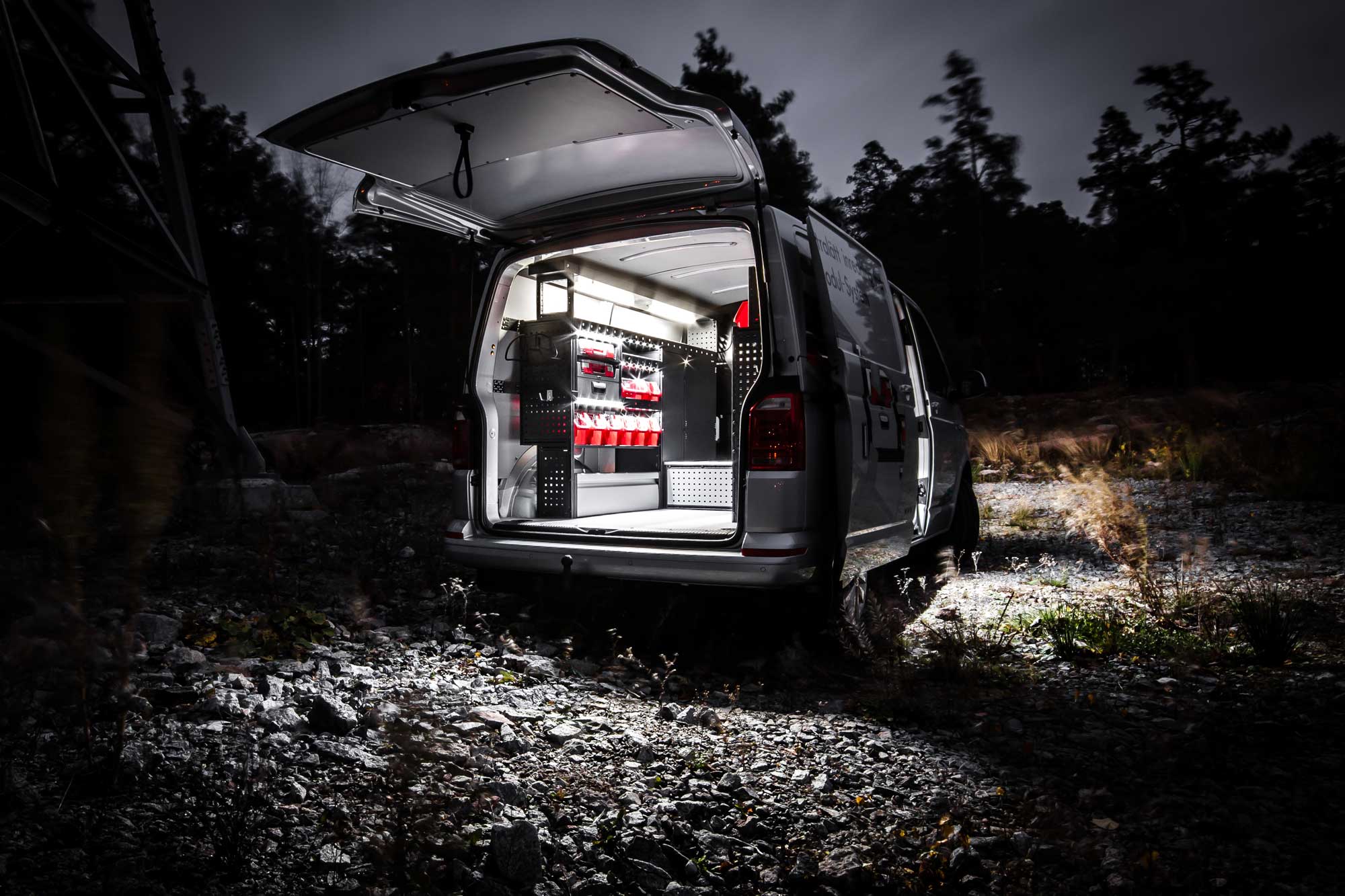 Pakettiauto Modul-System kalusteilla ja kalustevaloilla