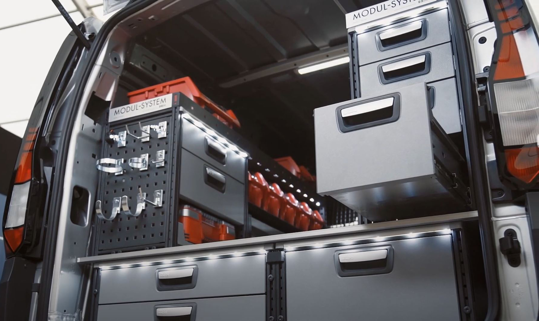 Volkswagen Caddy, joka on varusteltu Modul-System-kalusteilla
