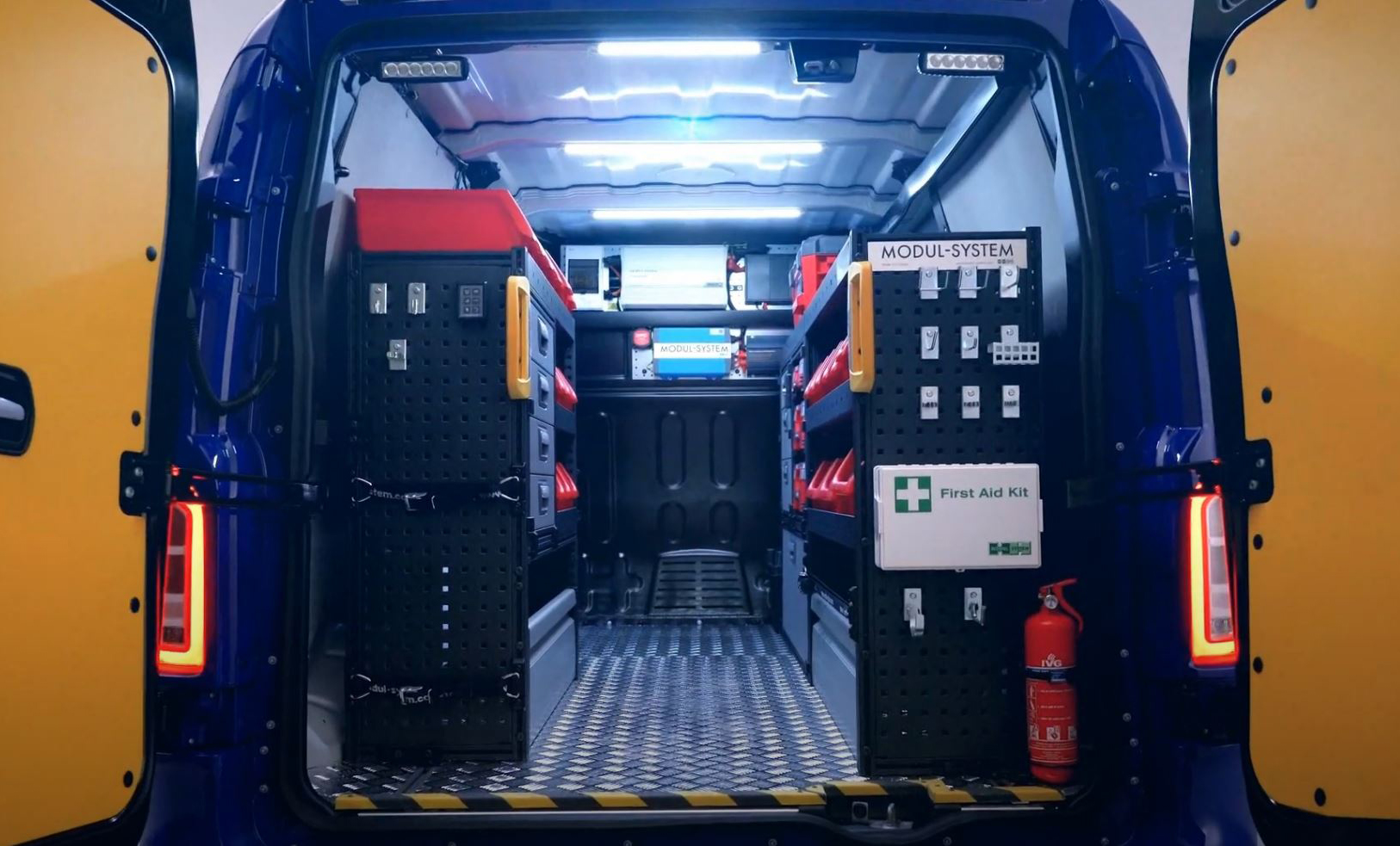 LEVC VN5, jossa on Modul-System-kalusteet